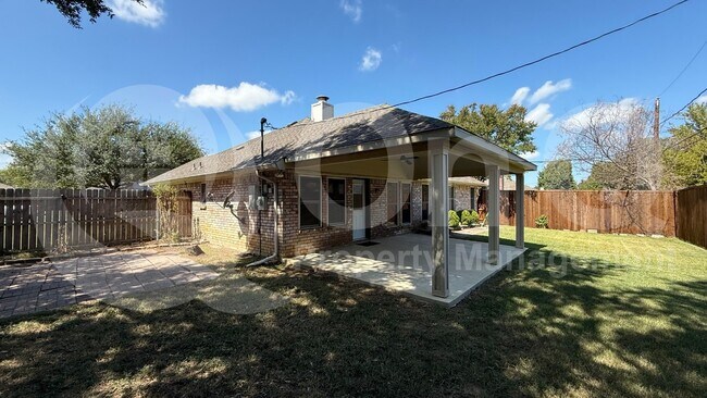 Foto del edificio - 6619 Running Creek Dr