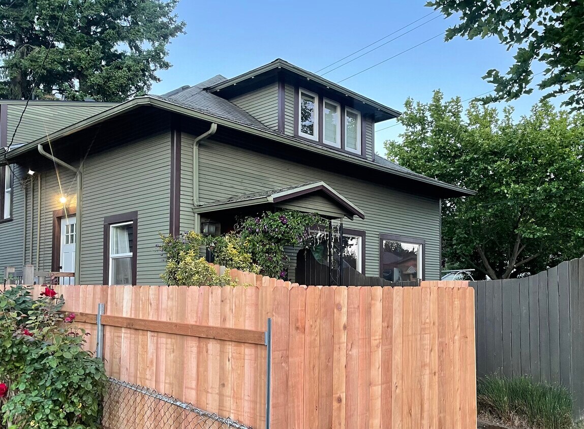 Primary Photo - 7410 N Albina Ave