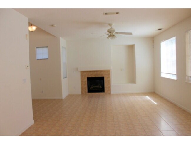 Foto del edificio - Welcome Home! Spacious 4 Bedroom, 2.5 Bath...