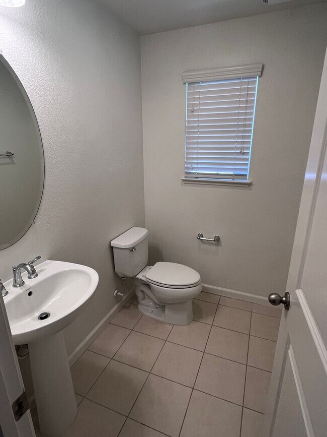 Foto del edificio - BEAUTIFUL HOME IN WEST ROSEVILLE!!