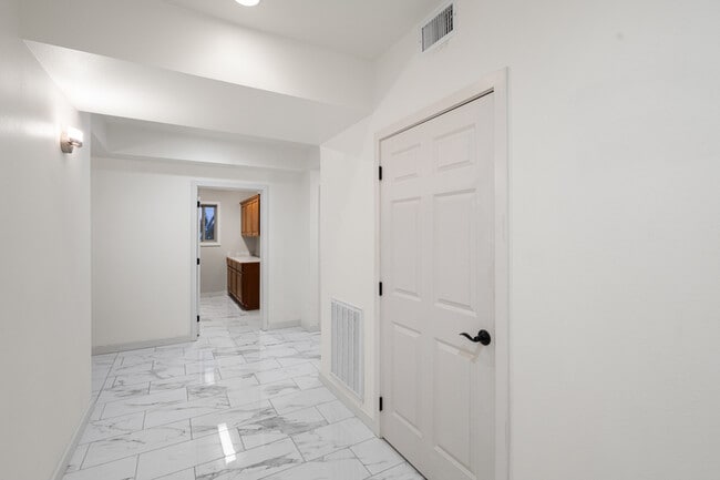 Foto del edificio - 355 W Waterside Dr