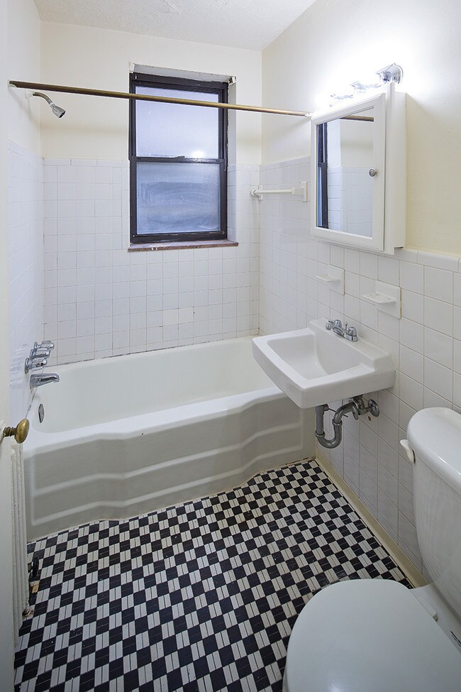 Foto del edificio - North Windsor Apartments
