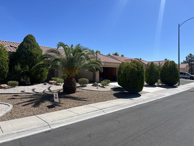 Building Photo - Beautifully Updated 2 Bedroom, 2 Bathroom ...