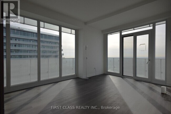 Photo du bâtiment - 3900-3900 Confederation Pkwy