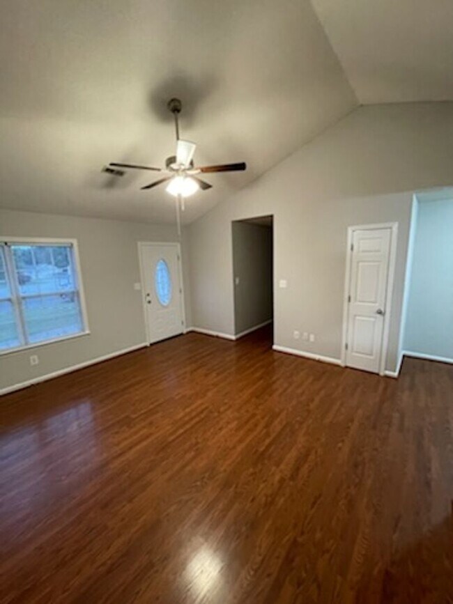 Foto del edificio - Renovated 3 Bedroom Home For Rent Near Post!