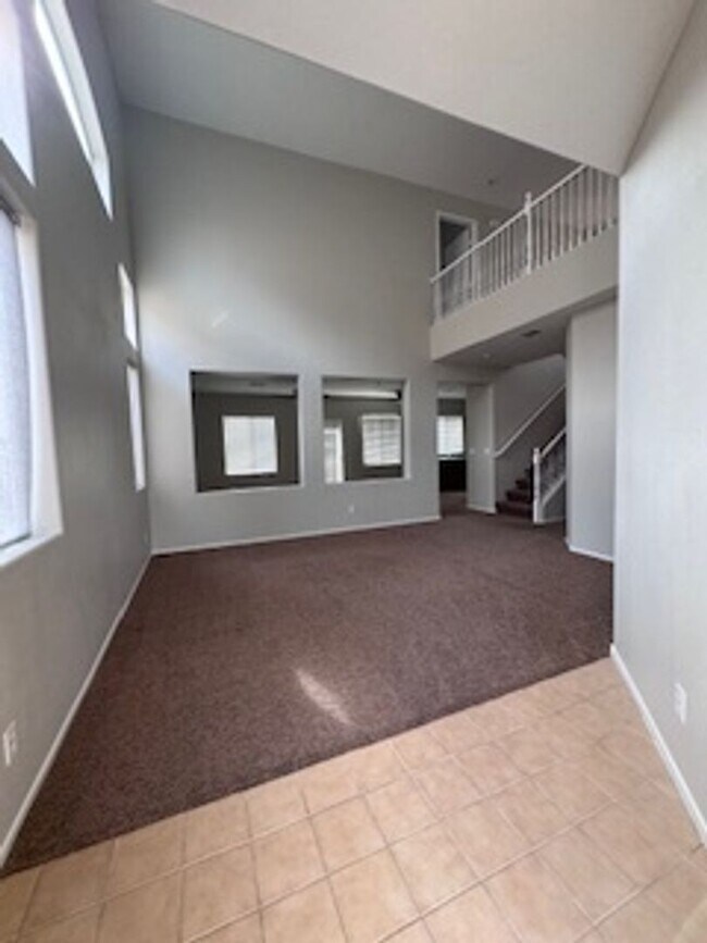 Building Photo - 3Bed/2.5Bath/2Car Residence located in North Las Vegas gated community!