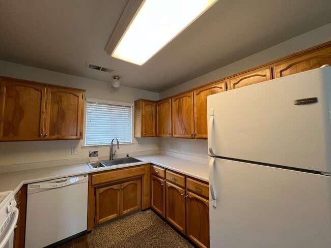 Building Photo - 995 Vineyard Way