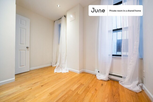 Building Photo - Private bedroom in 4 bed/2 bath Home