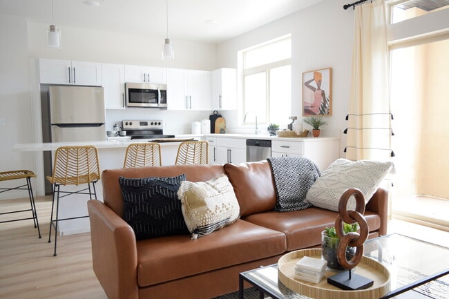 Sala de estar y cocina 2x2 - Grandview Apartments