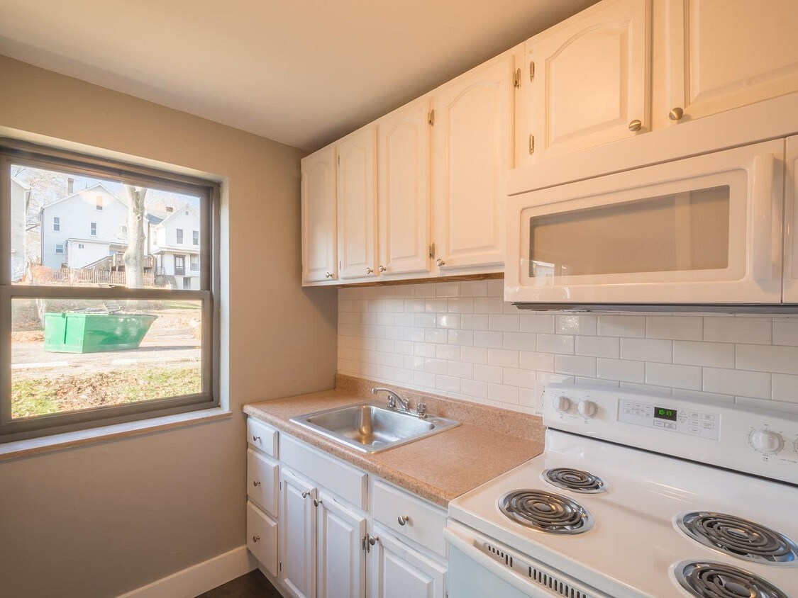 420 Walnut Ave Unit 1F, Greensburg, PA 15601 Room for Rent in
