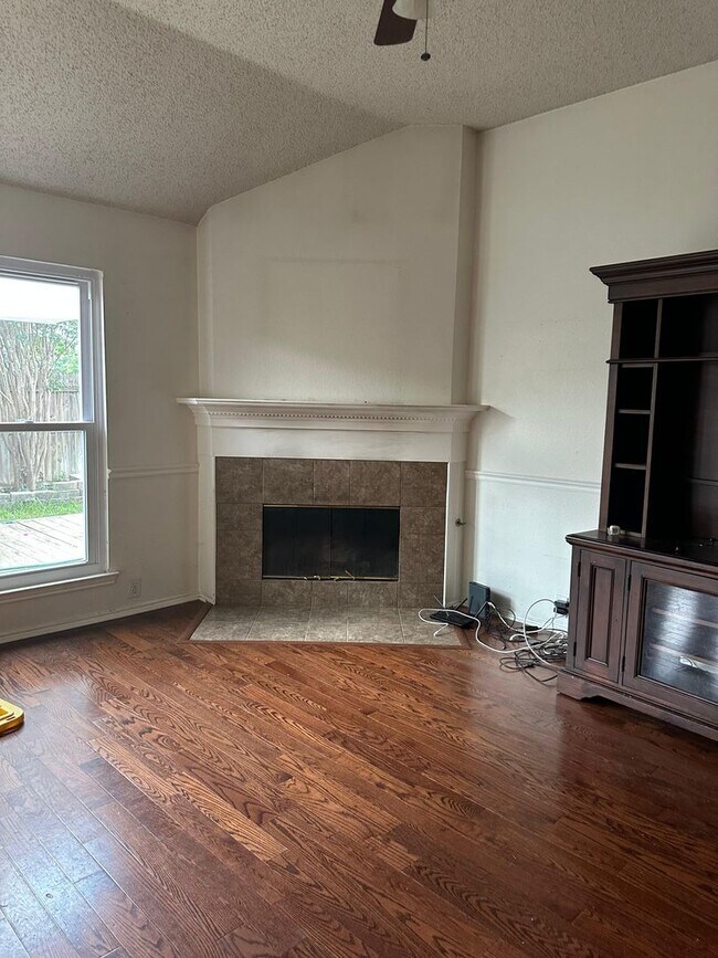 Building Photo - Beautifully Maintained Home with Modern Updates