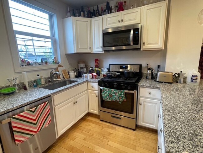 Foto del edificio - Stylishly Renovated 3 bedroom, 2.5 bath wi...