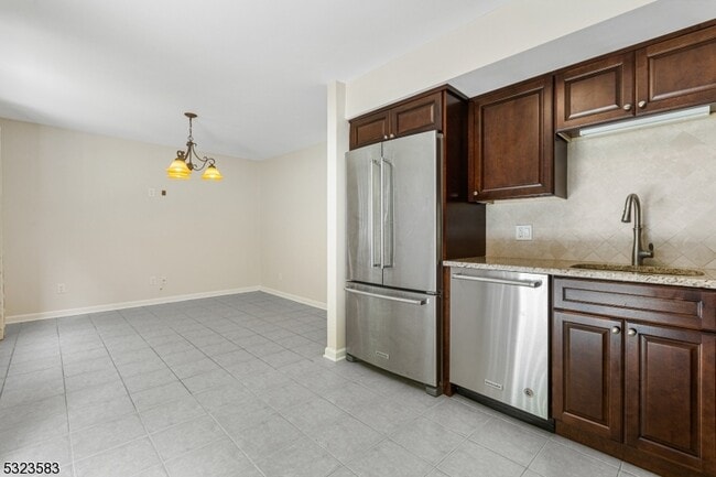 Foto del edificio - 6-06 Cross Meadows