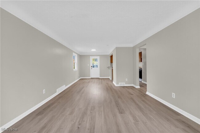 Building Photo - 20160 Beachview Dr