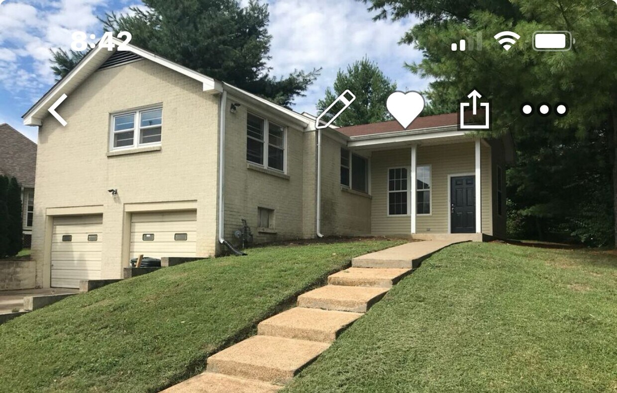 Foto principal - Ranch style four bedroom two bath with ful...