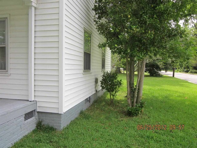 Building Photo - 409 Sherwood Rd