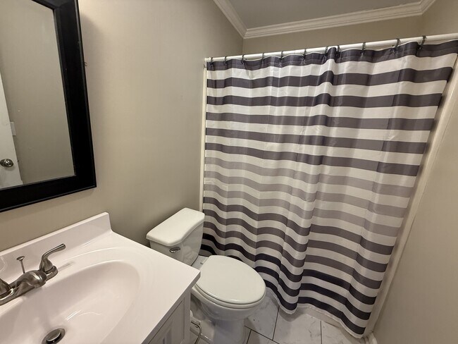 Building Photo - 104 Oak Ct