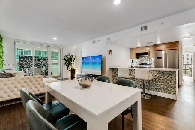 Building Photo - 9261 E Bay Harbor Dr