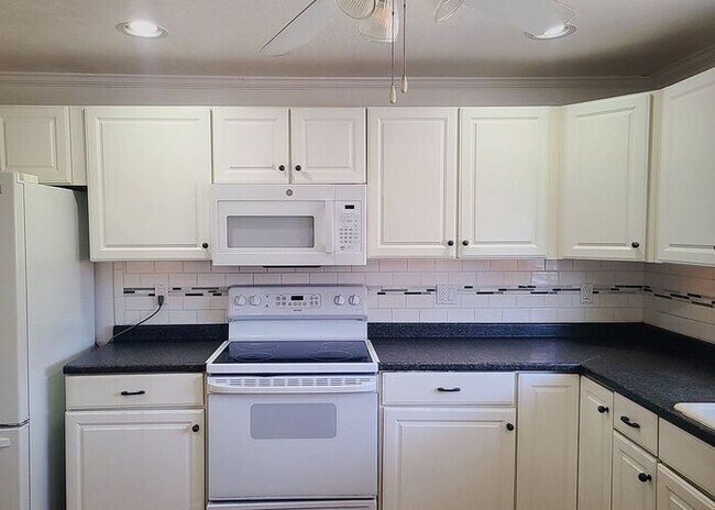 Building Photo - Beautiful 2 bedroom 2 bathroom!
