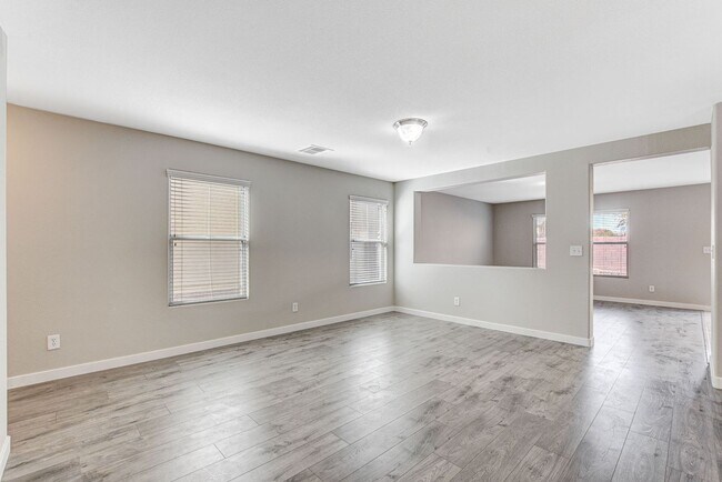 Foto del edificio - Spacious 3 bedroom home with large yard in...