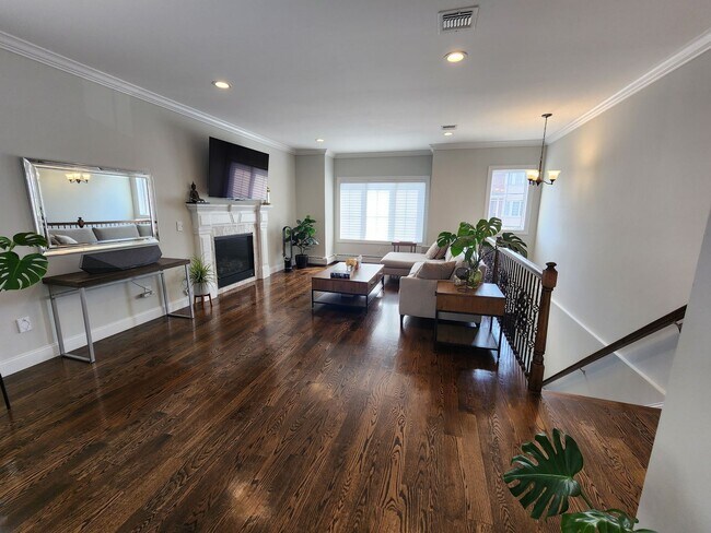 Building Photo - Luxury townhouse on quiet street in Cliffs...
