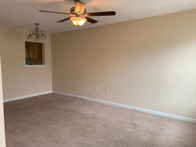 Building Photo - 2BD/2.5B Townhouse