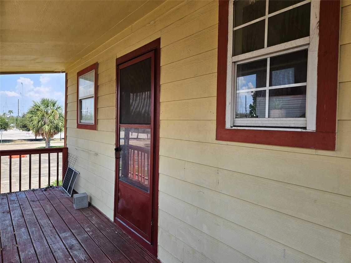 Building Photo - 705 Harris Ave