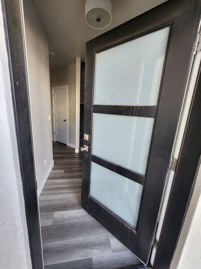 Foto del edificio - Modern 3-Bedroom Home with Balcony for Ren...