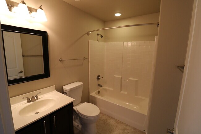 Foto del edificio - NO STAIRING! Single-Story Living!