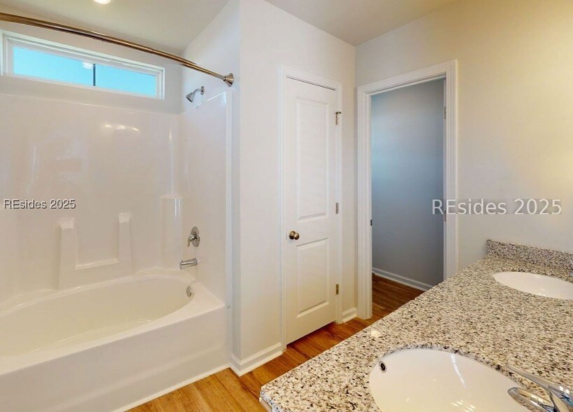 Foto del edificio - 36 Kelsey Ln