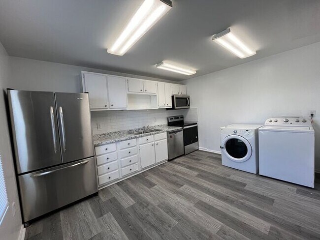 Foto del edificio - Spacious 4-Bedroom Duplex with Modern Amen...