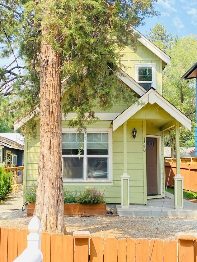 Foto principal - Desirable Modern & Charming Westside 2BR -...