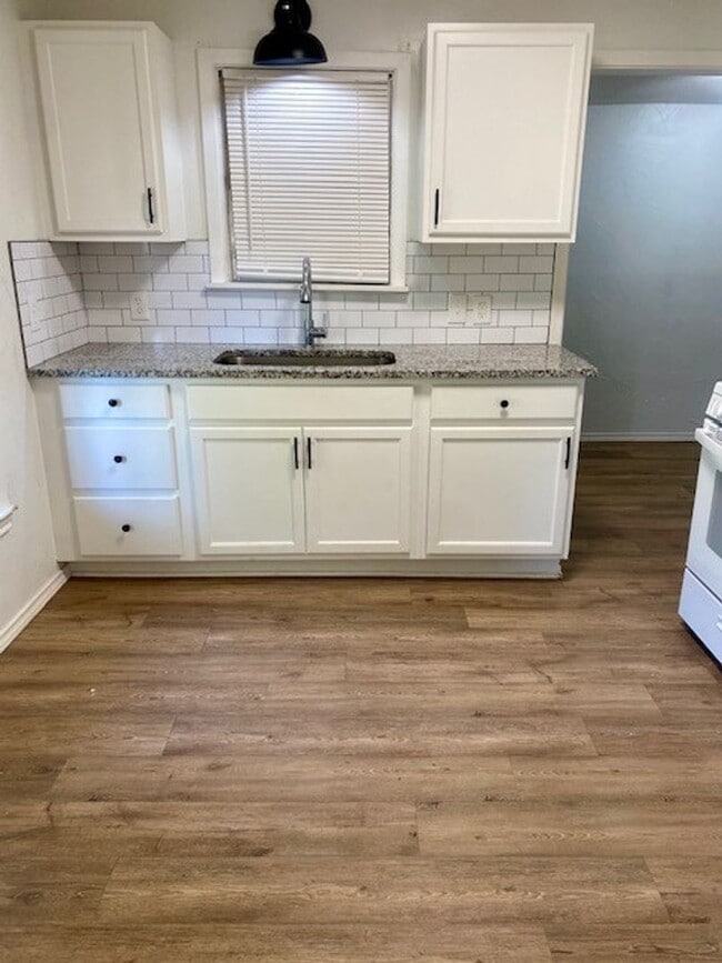Building Photo - Charming Home located in the center of town!