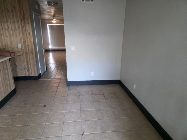 Building Photo - 1327 Eastgate Dr