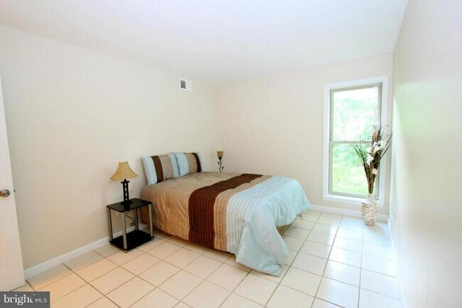 Foto del edificio - 5818 Royal Ridge Dr