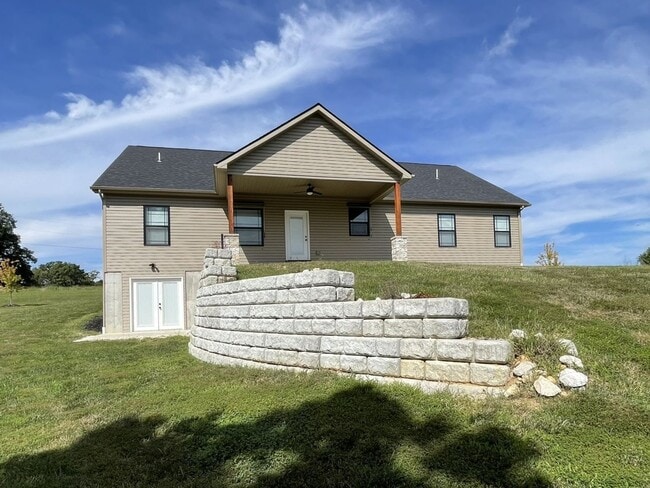 Building Photo - Beautiful 3 Bed / 2 Bath Home with 3-Car G...