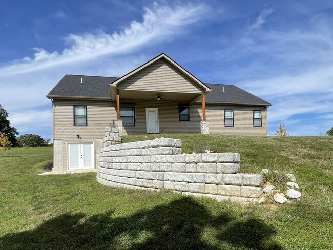 Building Photo - Beautiful 3 Bed / 2 Bath Home with 3-Car Garage!