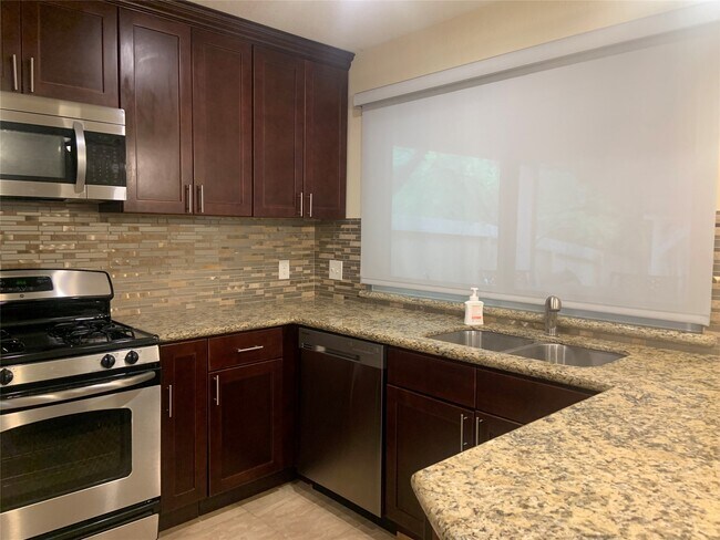 Foto del edificio - 16618 Oxnard Ln