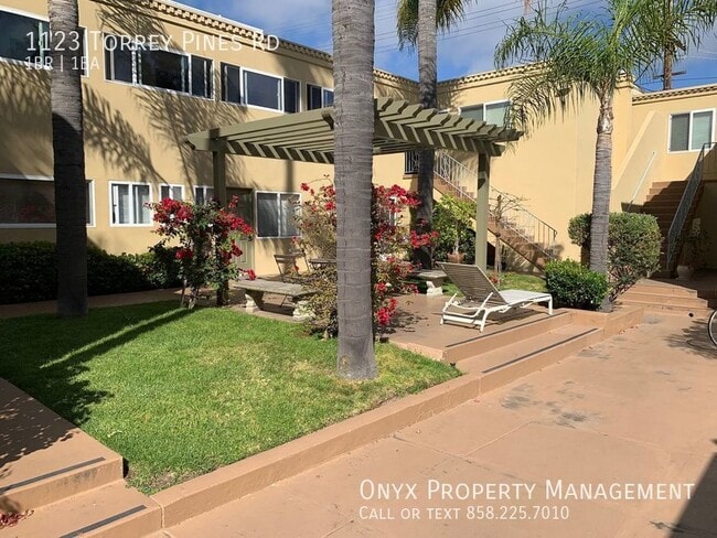 Building Photo - 1123 Torrey Pines Rd-Large 1Bd/1Ba lower u...