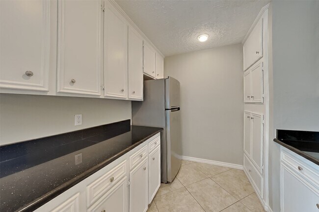 Building Photo - 2223 Briarwest Blvd