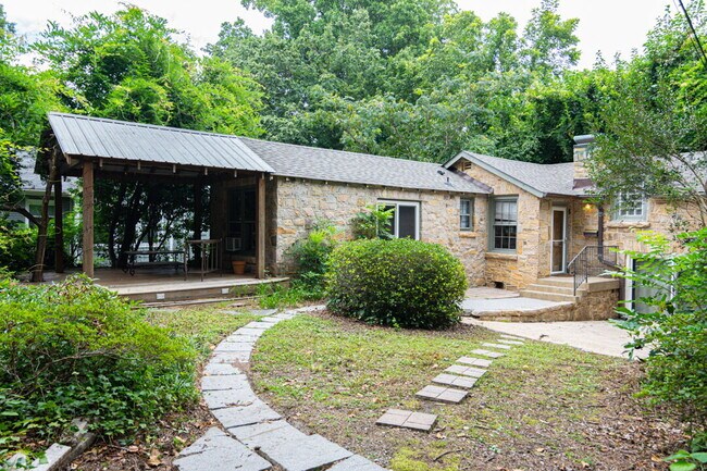 Building Photo - Inviting Stone Home for Rent – Walking Dis...