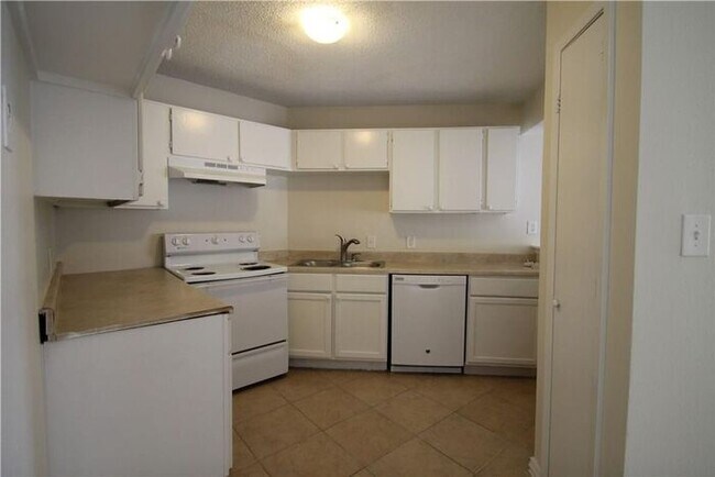 Building Photo - 1 story quad 3 way split bedrooms