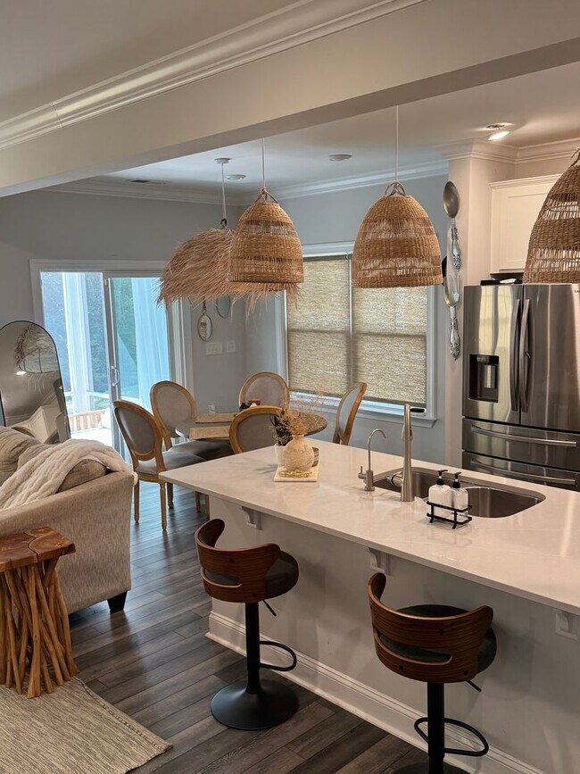 Foto del edificio - 5 BED, 3 bath with Attached 2 Car Garage in Devon Square Community, Wake Forest, NC.