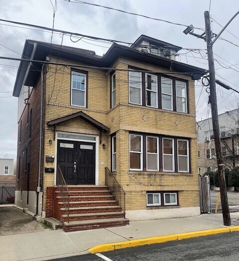 Primary Photo - 915 20th St