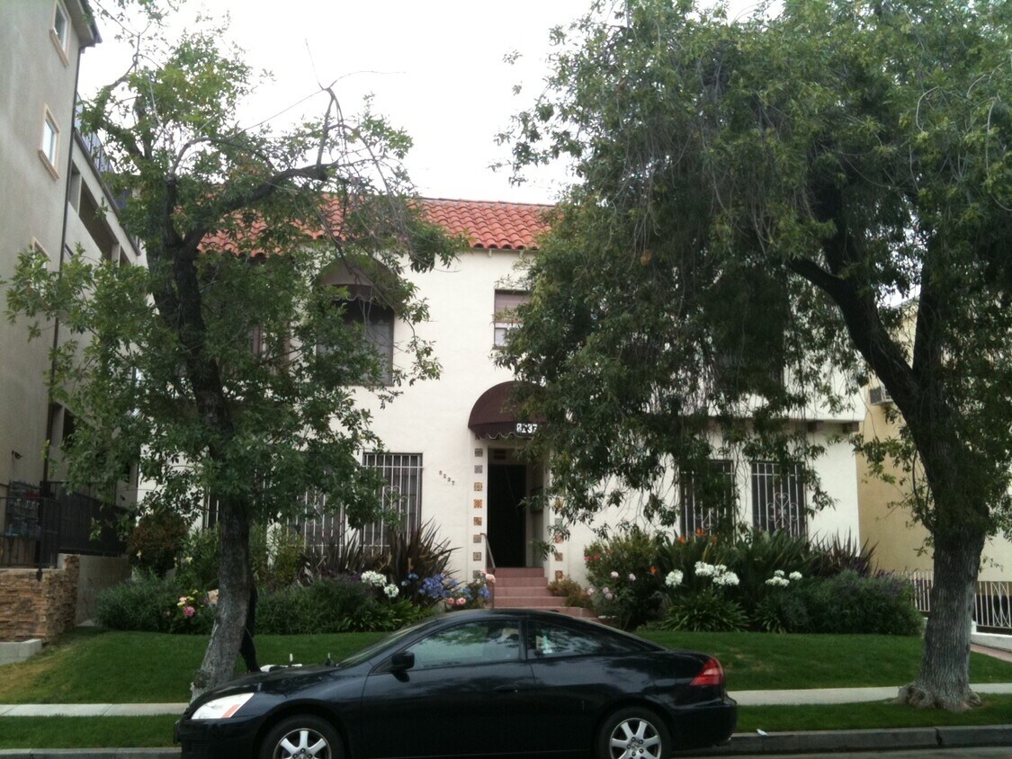 Frente - 8237 Blackburn Ave