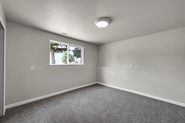Building Photo - $2,195.00, 4 bed, 2 bath, located on Color...