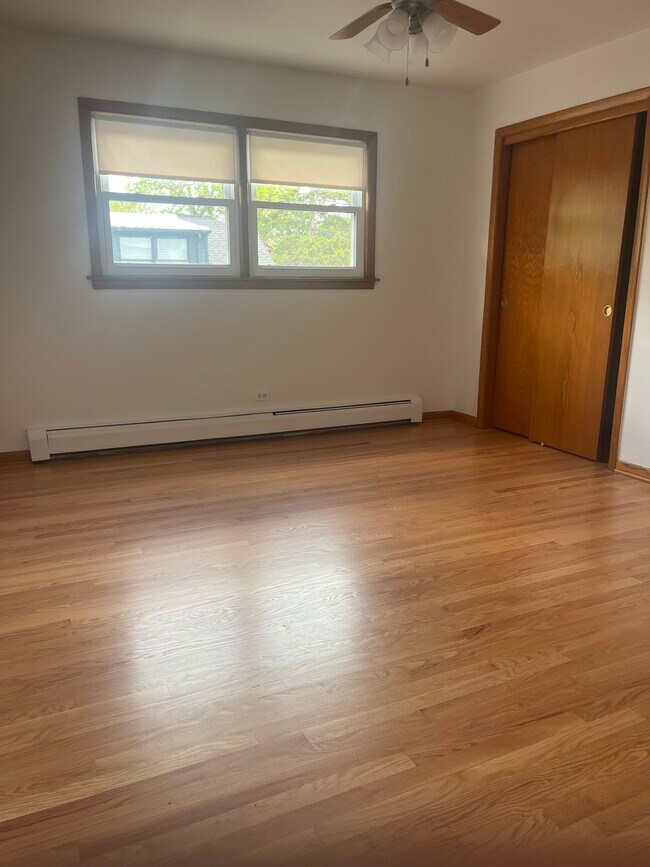 Foto del edificio - 5421 W Windsor Ave