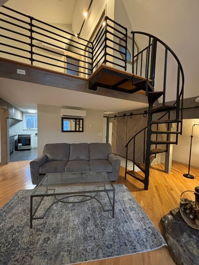 Foto del edificio - Renovated Spectacular Lakefront Carriage H...