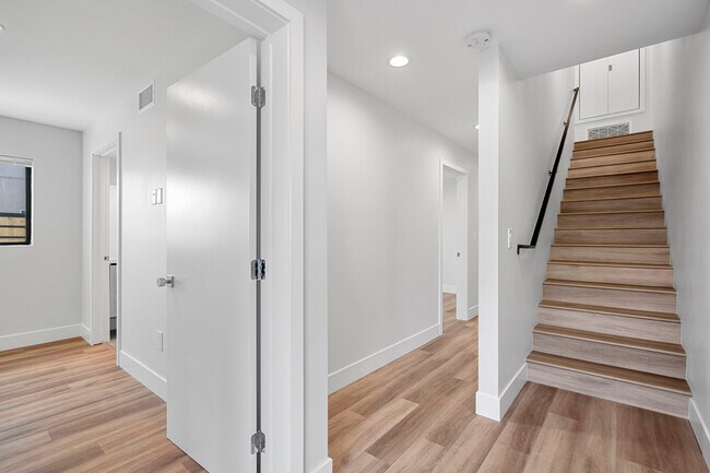 Building Photo - 14802 Vanowen St