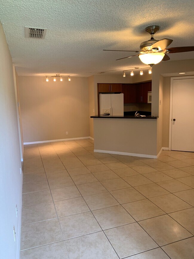 Foto del edificio - 3370 Pinewalk Dr N